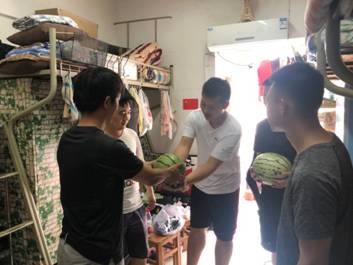 公司开展为暑期留校员工“送清凉”活动